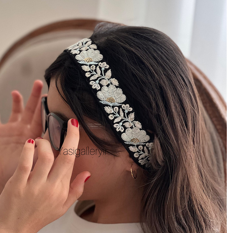 هدبند سوزندوزی باریک طرح طاووس یاسی گالری اکسسوری مو دخترانه
