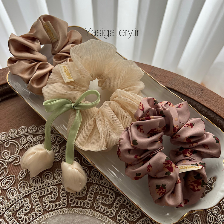 اسکرانچی دلارا نمای نزدیک پارچه ابریشم